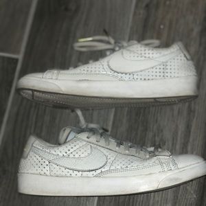 NIKE BLAZERS WHITE WITH GOLD DETAIL